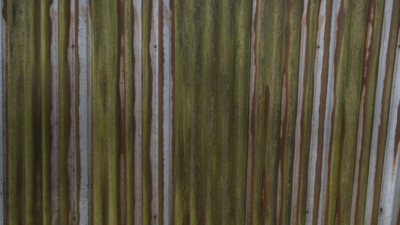 Media 1 for listing Rusty wavy fence