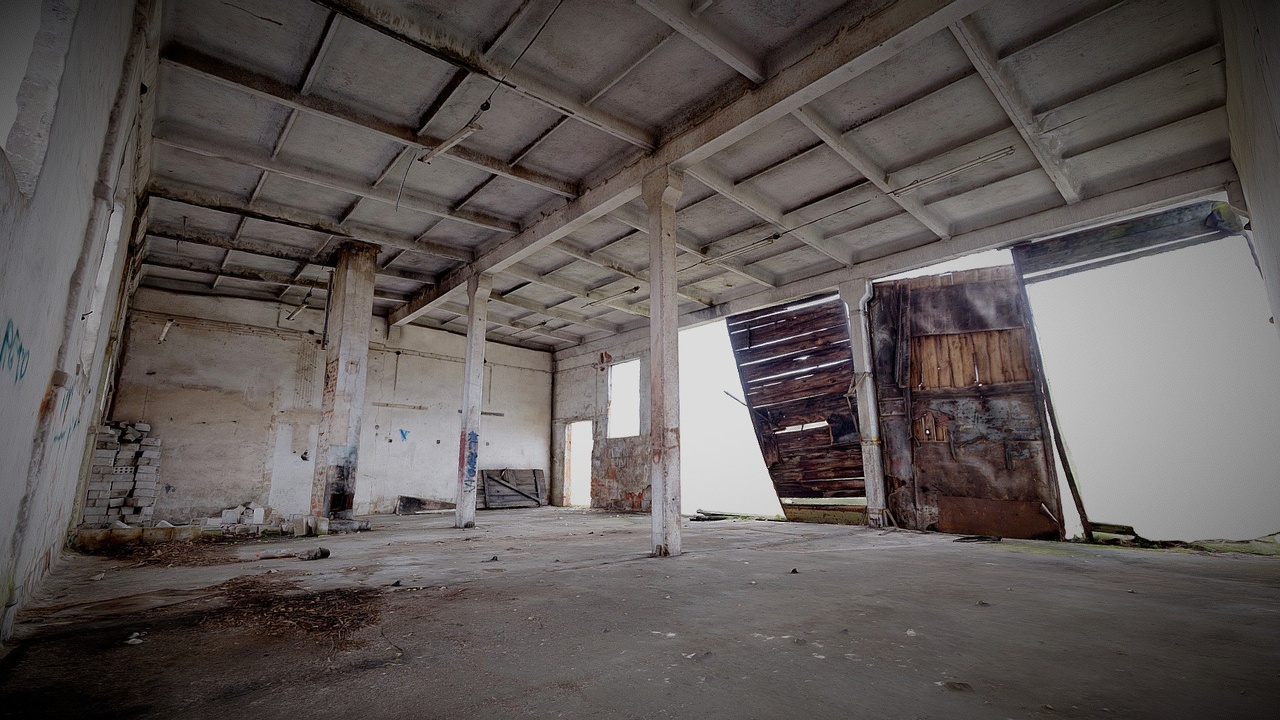 Media 1 for listing Large garage hall with damaged wooden gates